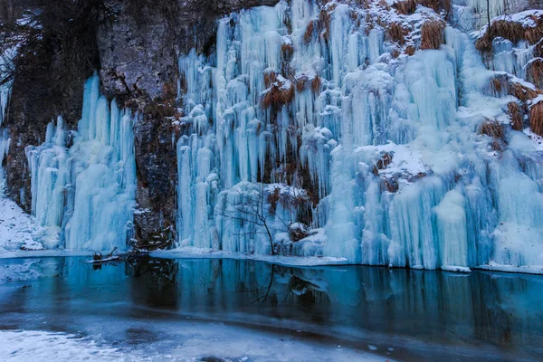 Montanha Com Cascata Congelada Água Lago — Fotografia de Stock