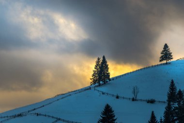Karpat Dağları üzerinde bulutlu gökyüzü  
