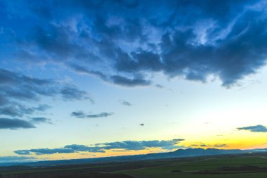 Bahar günbatımı güneş ve bulutlar gizleme ile alanında