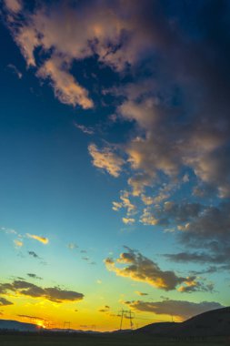 Bahar günbatımı güneş ve bulutlar gizleme ile alanında