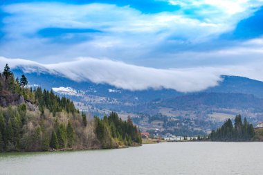 Deniz manzarası ile bulutlu kasvetli gün dağlarda.