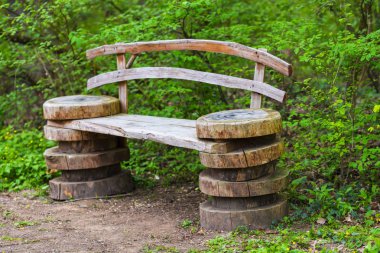 Bahar bahçe içinde eski püskü ahşap Bank