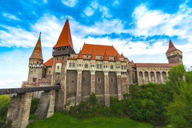 Yaşlı Corvinesti Kalesi ve tuğla köprü