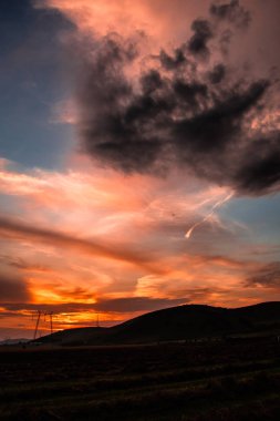 gökyüzü ve elektrik direkleri parlak turuncu günbatımı
