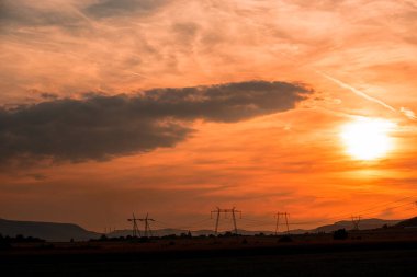 gökyüzü ve elektrik direkleri parlak turuncu günbatımı