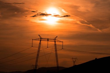 gökyüzü ve elektrik direkleri parlak turuncu günbatımı