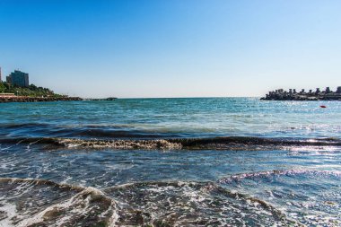 Dalgadalgalarla deniz kıyısı, Yunanistan.