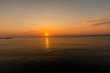 Deniz su üstünde günbatımı gökyüzü 