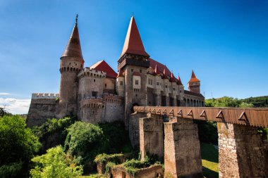 Eski Corvinesti Kalesi gün batımı, Romanya.