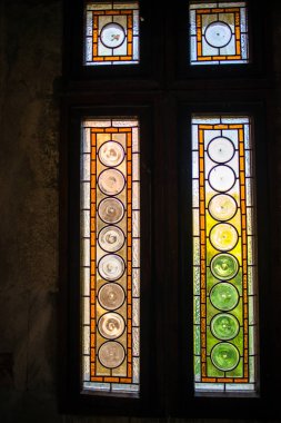 Küçük kilise içinde dekore edilmiş pencerenin yakın görünümü