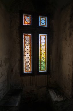 Küçük kilise içinde dekore edilmiş pencerenin yakın görünümü