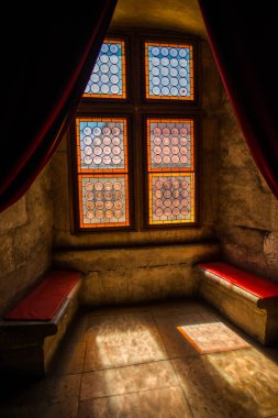 Pencere ve oturma yeri ile eski kilise iç