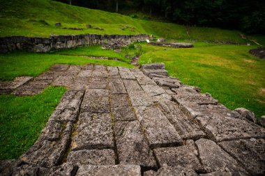 Sarmizegetusa Regia harabeleri, andezit tapınanlar, Romanya detay görünümü.