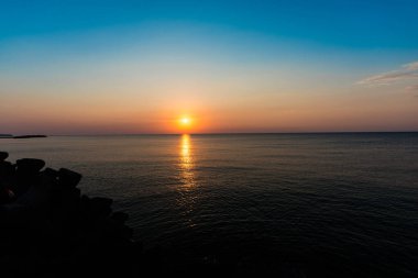 dalgalanma deniz su yüzeyi yukarıda gökyüzü günbatımı 