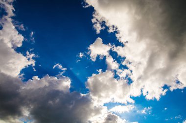 Beyaz bulutlu mavi gökyüzü