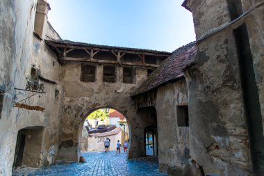 Eski Corvinesti Kalesi gün batımı, Romanya.