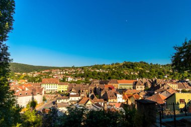Küçük evler ile şehir manzarası havadan görünümü.