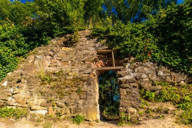 Parkta taş duvar, eski bina.