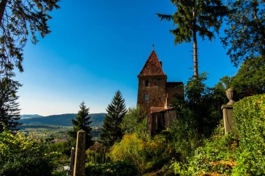 Eski Corvinesti Kalesi gün batımı, Romanya.