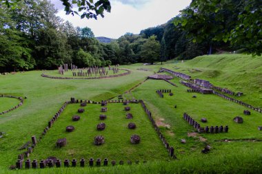 Sarmizegetusa Regia harabeleri, andezit tapınanlar, Romanya detay görünümü.