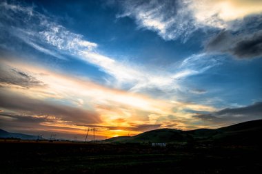 Günbatımı güneş ve bulutlar gizleme ile alanında