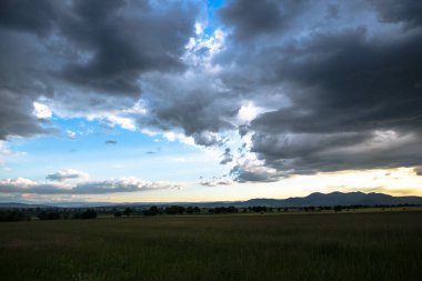 Bulutlu gökyüzü ve gün batımı arka plan manzara