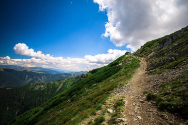 Güneşli gündüz dağların Manzara