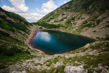 Güneşli gündüz dağların Manzara