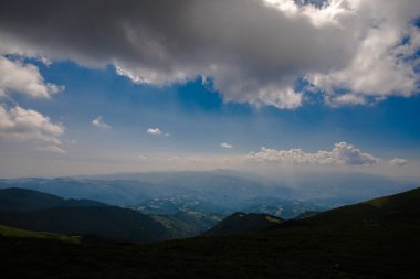 Arka plan beyaz bulutlar ve mavi gökyüzü ile yüksek Dağları