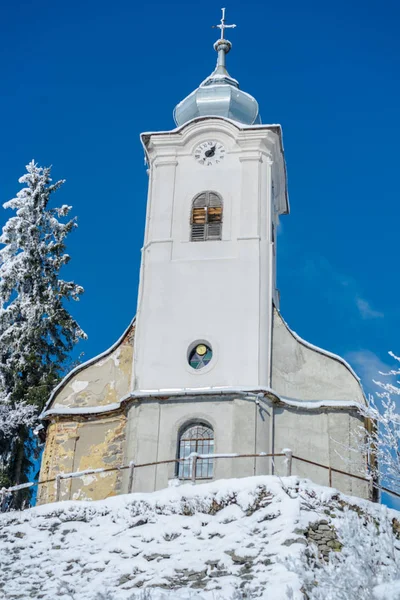 Witte Oude Kerk Besneeuwde Heuvel — Stockfoto