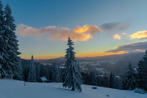 Inverno Neve Coberto Montanhas Paisagem Com Árvores Cabana Madeira — Fotografia de Stock