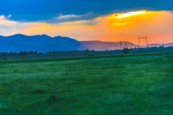 Elektrik direkleri ve gökyüzü arka plan ile Alan