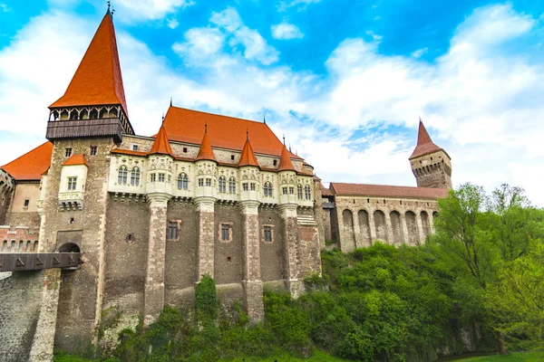 Středověký Hrad Corvinesti Modrá Obloha Mraky Rumunsko — Stock fotografie