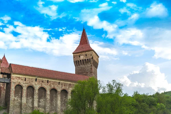 Castillo Medieval Corvinesti Cielo Azul Con Nubes Rumania —  Fotos de Stock