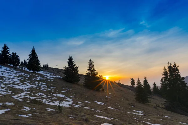 Berg Med Snödelar Topparna Vid Solnedgången — Stockfoto