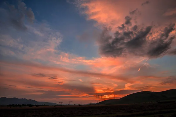 Leuchtend Orangefarbener Sonnenuntergang Himmel Und Strommasten — Stockfoto