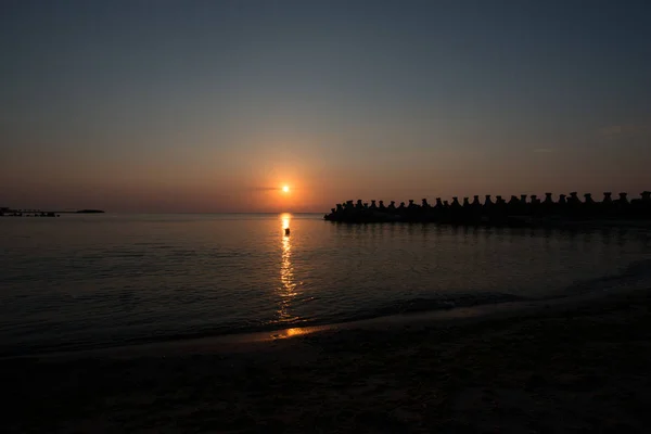 Deniz Suyu Kayalar Üzerinde Günbatımı Gökyüzü — Stok fotoğraf