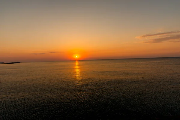 Deniz Üstünde Günbatımı Gökyüzü — Stok fotoğraf