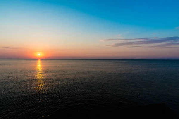 Arka Planda Gün Batımı Ile Parlak Renkli Deniz Manzarası — Stok fotoğraf