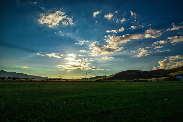 Feld Mit Strommasten Und Sonnenuntergang Himmel Hintergrund — Stockfoto