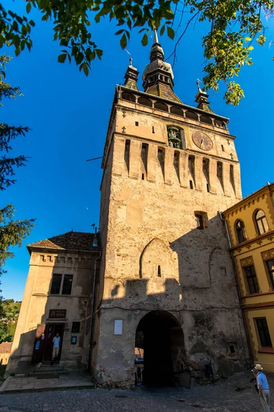 Eski Corvinesti Kalesi gün batımı, Romanya.