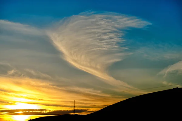 Поле Полюсами Електрики Фоном Неба Заходу Сонця — стокове фото