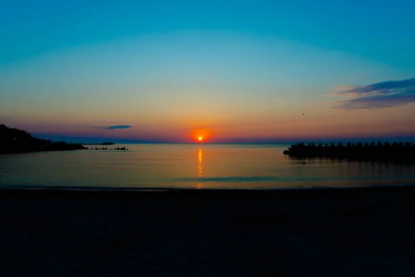 Leuchtend Bunte Meereslandschaft Mit Sonnenuntergang Auf Dem Hintergrund — Stockfoto