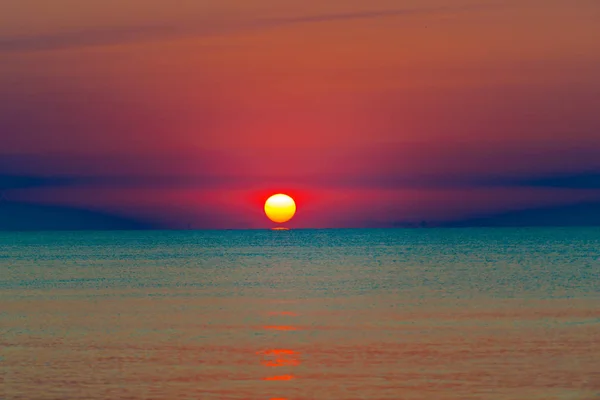 Arka Planda Gün Batımı Ile Parlak Renkli Deniz Manzarası — Stok fotoğraf