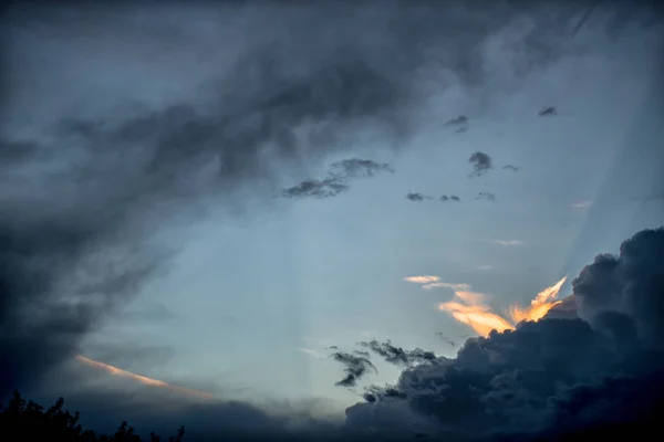Фон Неба Заходу Сонця Хмарами Останніми Сонячними Променями — стокове фото
