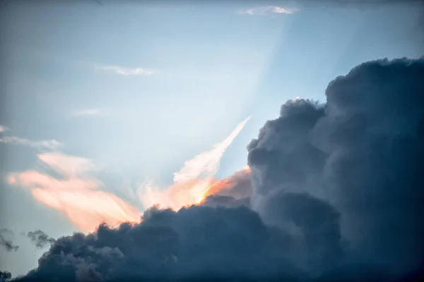 Cielo Atardecer Fondo Con Nubes Últimos Rayos Sol —  Fotos de Stock