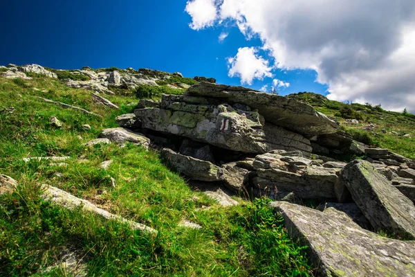 Скелі Вершині Гори Сонячну Погоду — стокове фото