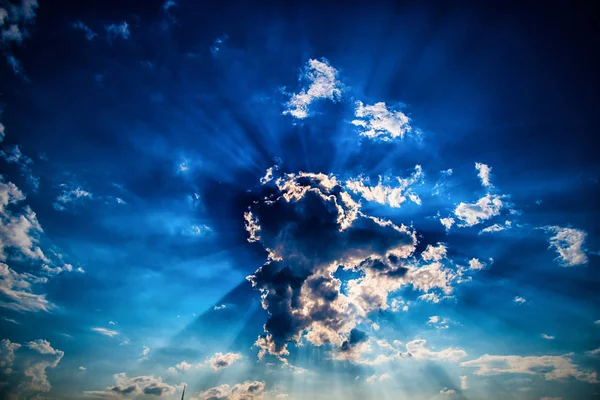 Cielo Azul Brillante Con Nubes Blancas —  Fotos de Stock