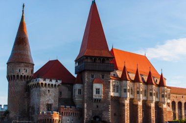 Eski Corvinesti Kalesi gün batımı, Romanya.