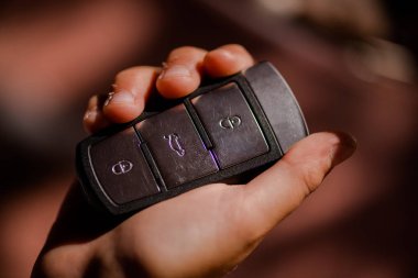 Erkek el araba tuşuna basılı tutarak